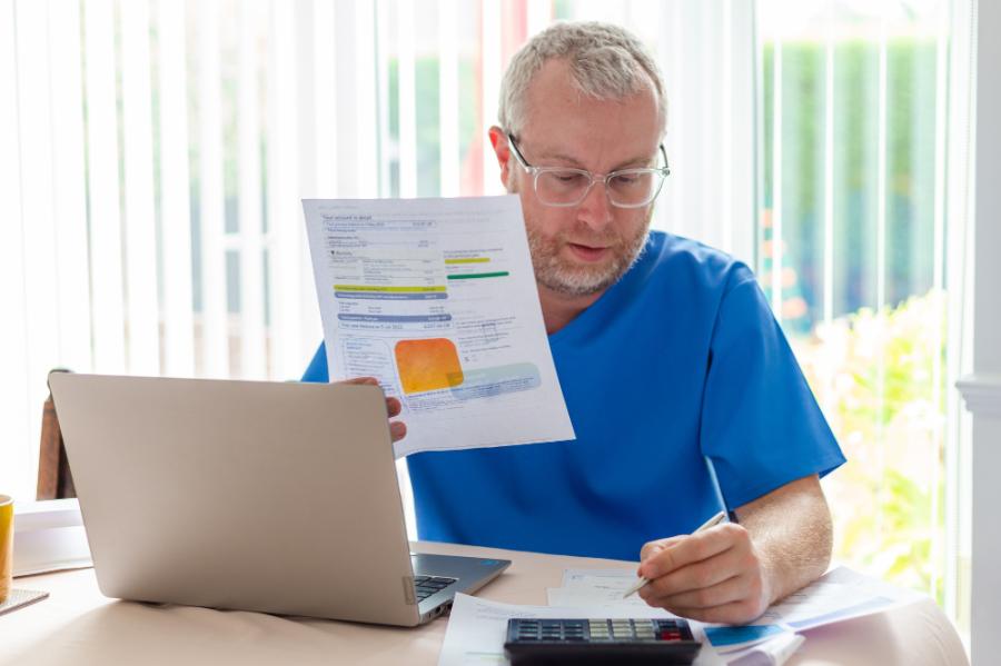 Energieleveranciers zijn verplicht om consumenten en andere kleinverbruikers binnen zes weken na afloop van hun contract hun afrekening te sturen. Dat gebeurt nog te weinig. 